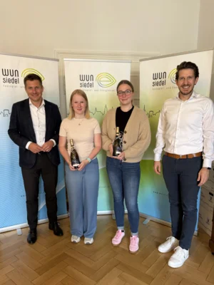 Zum erfolgreichen Abschluss ihrer Ausbildung gratulieren Erster Bürgermeister Nicolas Lahovnik (links) und Geschäftsleitender Beamter Daniel Wolf (rechts) den beiden Absolventinnen Luisa Unglaub (2. v. l.) und Hanna Kaßeckert (3. v. l.).
