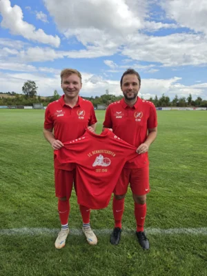 Über die von der Firma Proto Lack gesponserten Jubiläumsshirts freuten sich neben den beiden Spielführern Roland Heckel und Simon Pickhard auch die restliche I. Mannschaft des FCR (Bildnachweis: TM) (Bild vergr&ouml;&szlig;ern)