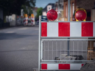 Eine Bake signalisiert eine Straßensperrung. © AdobeStock_267819465 (Bild vergr&ouml;&szlig;ern)