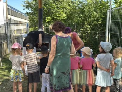 Knusprige Einweihung: Kita-Kinder backen erste eigene Pizza im selbstgebauten Steinofen
