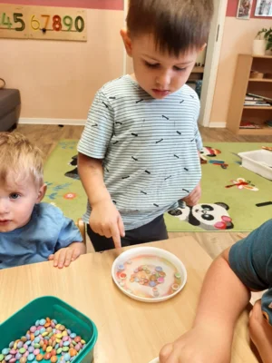 Experiementieren mit Wasser und Smarties (Bild vergr&ouml;&szlig;ern)