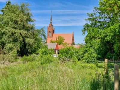 Rings um die Wallfahrtskirche in Alt Krüssow wird am 29. August 2026 das diesjährige Dorffest gefeiert. Foto: Stadt Pritzwalk (Bild vergr&ouml;&szlig;ern)