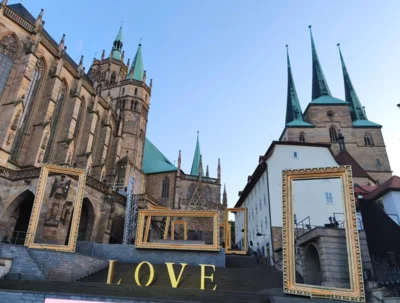 Bild von den Bühnenelementen des Musicals „Jesus Christ Superstar“ auf den Domstufen in Erfurt