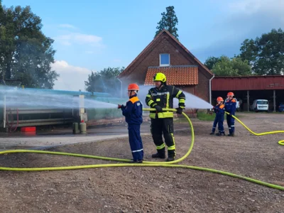 Gemeinsamer Übungsdienst der Einsatzabteilung mit der Jugendfeuerwehr (Bild vergr&ouml;&szlig;ern)