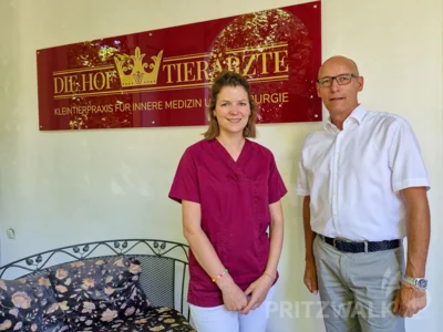 Bürgermeister Dr. Ronald Thiel wünschte Praxisleiterin und Tierärztin Julia Thießen viel Erfolg für den weiteren Weg der Tierarztpraxis in Pritzwalk. Foto: Stadt Pritzwalk (Bild vergr&ouml;&szlig;ern)