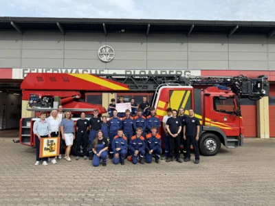 Jugendfeuerwehr erhält Spende (Bild vergr&ouml;&szlig;ern)