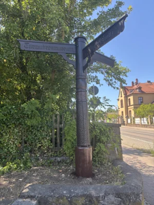 Wegweiser am Turmuhrenmuseum saniert