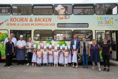Der Kochbus zu Besuch (v.l.n.r): Sigrid Nau (Kreistagsvorsitzende), Tobias Berger (Mitglied Amtsausschuss), Michael Weise (Koch der Eildermann Stiftung), Sebastian Steineke (MdB), die Kinder der Kränzliner Kita "Wilde Wiese", Thomas Kresse (Amtsdirektor), Victoria Juraschek (Landkreis OPR), Erzieherinnen der Kita "Wilde Wiese" Fr. Walter und Fr. Grenzel (Bild vergr&ouml;&szlig;ern)