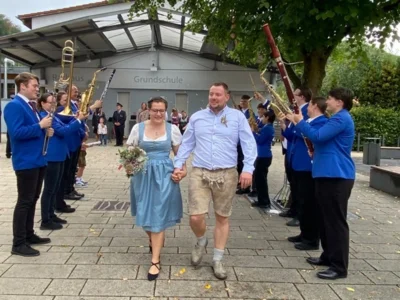 Der TSG‑Musikzug gratuliert im Takt der Liebe (Bild vergr&ouml;&szlig;ern)