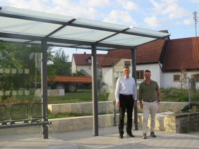 Bürgermeister Ben Matthes mit Marktbaumeister Peter Finkenzeller freuen sich über den gelungenen Dorfplatz / Foto: Markt Zusmarshausen (Bild vergr&ouml;&szlig;ern)