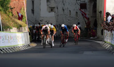 Anfahrt zum harten Schlusssprint der 1. Etappe in Stubenberg auf 6% Steigung. Carls im gelben Trikot des Punktbesten. Foto: Lucas Rathauscher (Bild vergr&ouml;&szlig;ern)