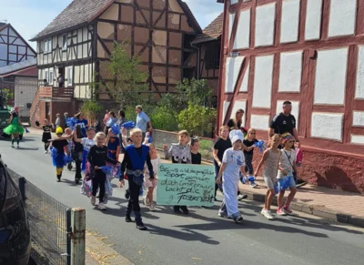 Die Schülerturngruppe beim Festzug