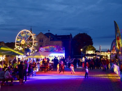 Am Freitagabend leuchtete es kunterbunt auf dem Stadtfestgelände. (Bild vergr&ouml;&szlig;ern)