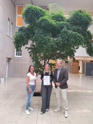 Foto: Gemeinde Holzwickede I v. l. Janice Engler, Hannah Rauscher, Bürgermeister Till Knoche