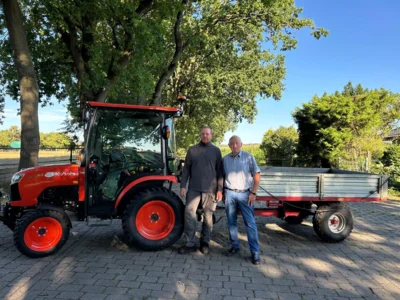 Bürgermeister Helmut Seyer und Gemeindearbeiter Frank Laudan bei der Übernahme des Fahrzeugs