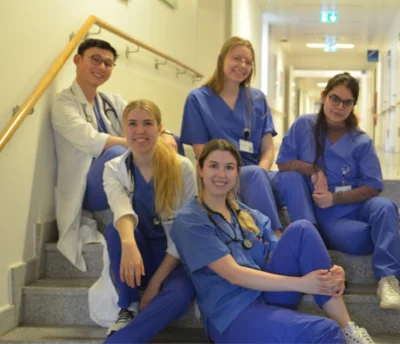 Studierende der Kassel School of Medicine im praktischen Klinikalltag, Fotoquelle Kassel School of Medicine (Bild vergr&ouml;&szlig;ern)
