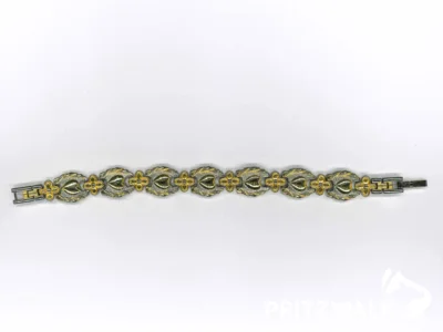 Ein Armband mit goldfarbenen Einsätzen fand sich Ende August vor dem Schmuckladen in Pritzwalk und liegt jetzt im Fundbüro. Foto: Stadt Pritzwalk (Bild vergr&ouml;&szlig;ern)
