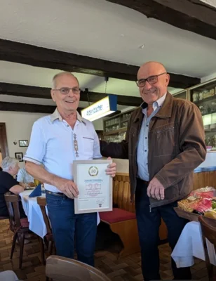 Prackenbachs zweiter Bürgermeister Eberhard Preiß überbrachte Josef Baumgartner (l.) die Glückwünsche der Gemeinde. Foto: Waltraud Zedelmayr