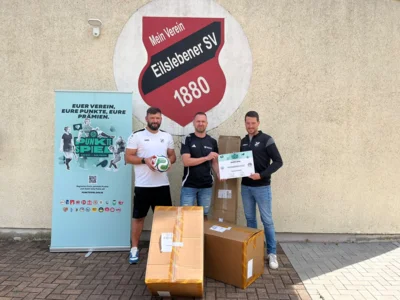 Übergabe der Preise durch den FSA-Vertreter Rene Unger