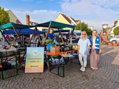 Der Förderverein der Friedrich-Ludwig-Jahn-Grundschule Pritzwalk verkauft Erntegaben beim PriMa-Treff Erntemarkt am 9. September.  Foto: Stadt Pritz-walk (Bild vergr&ouml;&szlig;ern)