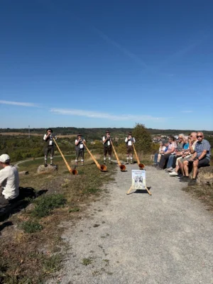 Weinwanderung 2026 begeistert mit Wein, Musik und guter Stimmung