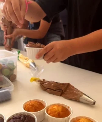 Süße Handwerkskunst zum Mitmachen: Besucherinnen und Besucher verzieren ihre eigenen Cupcakes (Bild vergr&ouml;&szlig;ern)