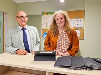 Bürgermeister Dr. Ronald Thiel und die stellvertretende Schulleiterin Anna Kerl bei der Übergabe der Tablets in der Quandtschule. Foto: Stadt Pritzwalk (Bild vergr&ouml;&szlig;ern)