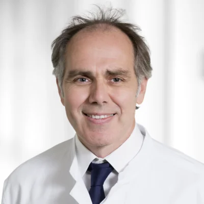 Dr. med. Andreas Franke, Chefarzt der Orthopädie und Unfallchirurgie am Evang. Klinikum Westerwald/Standort Dierdorf, informiert am 30. September über moderne Knieendoprothetik und die biomechanischen Herausforderungen künstlicher Kniegelenke
