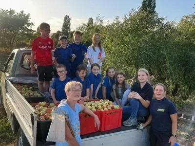 Fleißige Erntehelfer: Jugendfeuerwehr Fischlingen sammelt 150 kg Äpfel