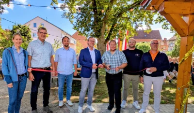 1.	Bürgermeister Thomas Eckhardt und Ortsvorsteher Martin Werkmeister geben den Dorfplatz zusammen mit dem Ortsbeirat frei. (Bild vergr&ouml;&szlig;ern)