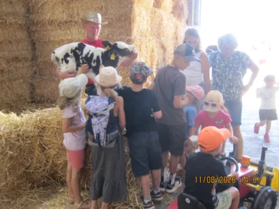 Große Aufmerksamkeit fand das Kälbchen, das Betriebsleiter Roman Jörg den Kindern zeigte und das ausgiebig gestreichelt wurde.