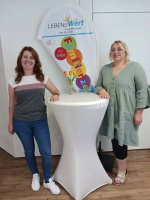 Bild von links: Julia Clemens und Elisa Klukas
