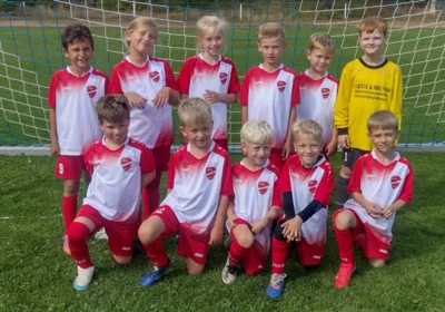 Erste Saisonspiel des RWN Nachwuchses in Wusterwitz mit neuen Trikots (Bild vergr&ouml;&szlig;ern)