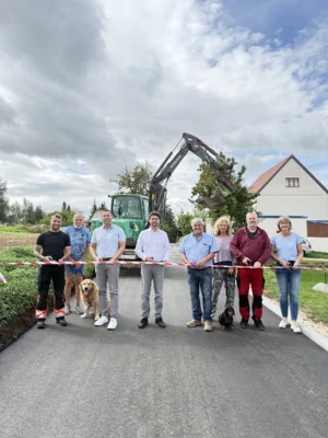 von links nach rechts: Tom Zimmermann (Stadtverwaltung Altenburg), Stefan Seeger (Anwohner), Jens Köhler (Baufirma ATS), Oberbürgermeister André Neumann, Ortsteilbürgermeister Ehrenberg Jörg Wenzel, Veronika Michaelis (Anwohnerin), Jens Neuwirth (Stadtverwaltung Altenburg) und Christine Tschorn (Stadtverwaltung Altenburg). (Bild vergr&ouml;&szlig;ern)