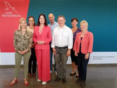 Foto: Foto von links nach rechts: Antje Klambt (Vorstand eaf), Raja Gripp (GF VAMV), Britta Müller (Ministerin für Gesundheit und Soziales), Jörn Voß (GF DFV), Matthias Milke (FdK und GF LAGF), Anett Glause (Ministerium für Gesundheit und Soziales), Birgit Uhlworm (GF SHIA) Foto zur Meldung: Ministerin Müller im Austausch mit Familienverbänden