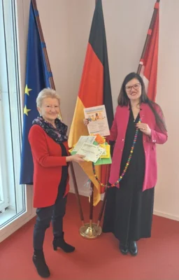 Foto: Birgit Uhlworm (links) überreicht Dr. Jouleen Gruhn im Landtag die Engagement-Perlen Foto zur Meldung: Landesarbeitsgemeinschaft der Familienverbände (LAGF) würdigt ehrenamtliches Engagement