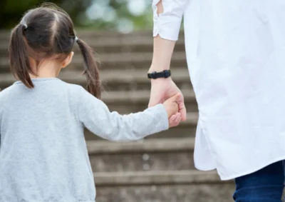 Wege zusammen finden – Ehrenamtliche Vormundschaften und Pflegschaften (Bildnachweis: Canva, https://www.canva.com/photos/MAGcvMmKewo-child-holding-adult-s-hand-on-stairs/) (Bild vergr&ouml;&szlig;ern)