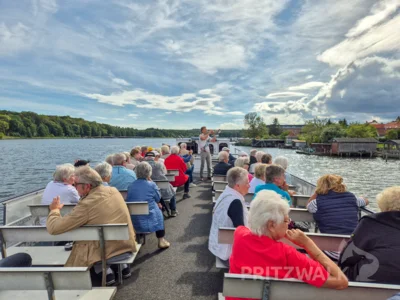 Mit Musik auf dem Oberdeck: Guido Reiher sorgte während der Dampferfahrt der Pritzwalker Senioren für Kurzweil. Foto: Stadt Pritzwalk (Bild vergr&ouml;&szlig;ern)