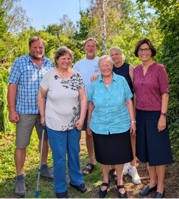 Maria Attenberger (Mitte vorne) mit Familie und Bürgermeisterin Karin Kienböck-Stöger (re) (Bild vergr&ouml;&szlig;ern)