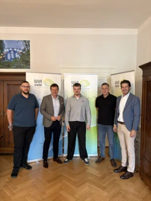 Erster Bürgermeister Nicolas Lahovnik begrüßt den neuen Auszubildenden Elias Fiedler im Rathaus. (v.l.n.r.): Dominik Merkl (Personalrat Stadt Wunsiedel), Erster Bürgermeister Nicolas Lahovnik, EDV-Auszubildender Elias Fiedler, Gerhard Ernst (Leiter Personalamt Stadt Wunsiedel), Daniel Wolf (Geschäftsleitender Beamter der Stadt Wunsiedel)