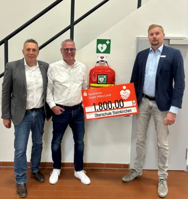 Lebensretter am Schulzentrum Steinkirchen: Neuer Defibrillator für Vereine, Schulen und Öffentlichkeit