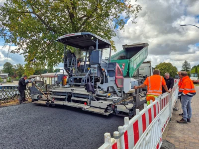 Mit der Spezialmaschine wurde am Mittwoch die Asphalttragschicht aufgebracht.  Foto: Stadt Pritzwalk (Bild vergr&ouml;&szlig;ern)