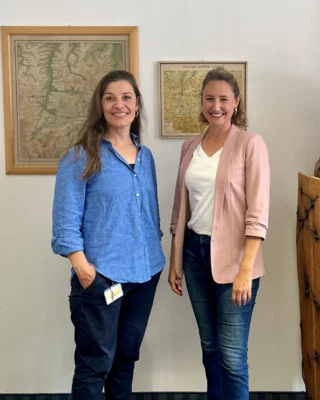 Die Kulturbeauftragte des Landkreis Augsburg, Christina Sammüller zu Gast bei Julia Endrös, der Kulturbeauftragten des Markt Zusmarshausen. (Bild vergr&ouml;&szlig;ern)