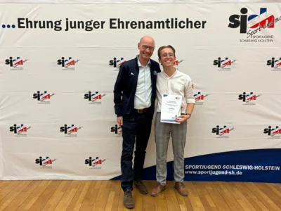 auf dem Bild: (links) Werner Kässens, 1. Vorsitzender THW Kiel e.V. und. (rechts) Leon Döring