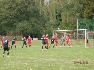 Abwehrorganisator Dennis Martens hier bei der Kopfballabwehr im eigenen Strafraum beim letzten Spiel gegen die Youngster des FCM II, zeigte auch mit zwei verwandelten Strafstößen routiniert seine ,,Vollstrecker Qualitäten". (Bild vergr&ouml;&szlig;ern)