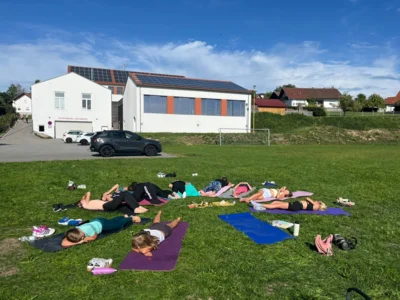 Yoga in der Wiese