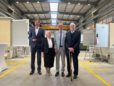 Transformare-Gründer Christian Winkelmann (2.v.r.) mit seinem Sohn und Nachfolger Frithjof und seinen Eltern Edda und Joachim Winkelmann in der neuen Halle I Foto: Juliane Becker (Bild vergr&ouml;&szlig;ern)