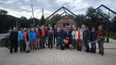 Hochmotivierte Freiwillige beim Dorfputz (Bild vergr&ouml;&szlig;ern)