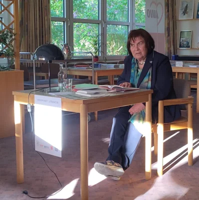 Dr. Therese Chromik bei Ihrer Lesung (Bild vergr&ouml;&szlig;ern)