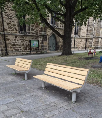 Meldung: Erneuerung der Sitzflächen an den Bänken auf dem Kirchenvorplatz in der Kernstadt Immenhausen